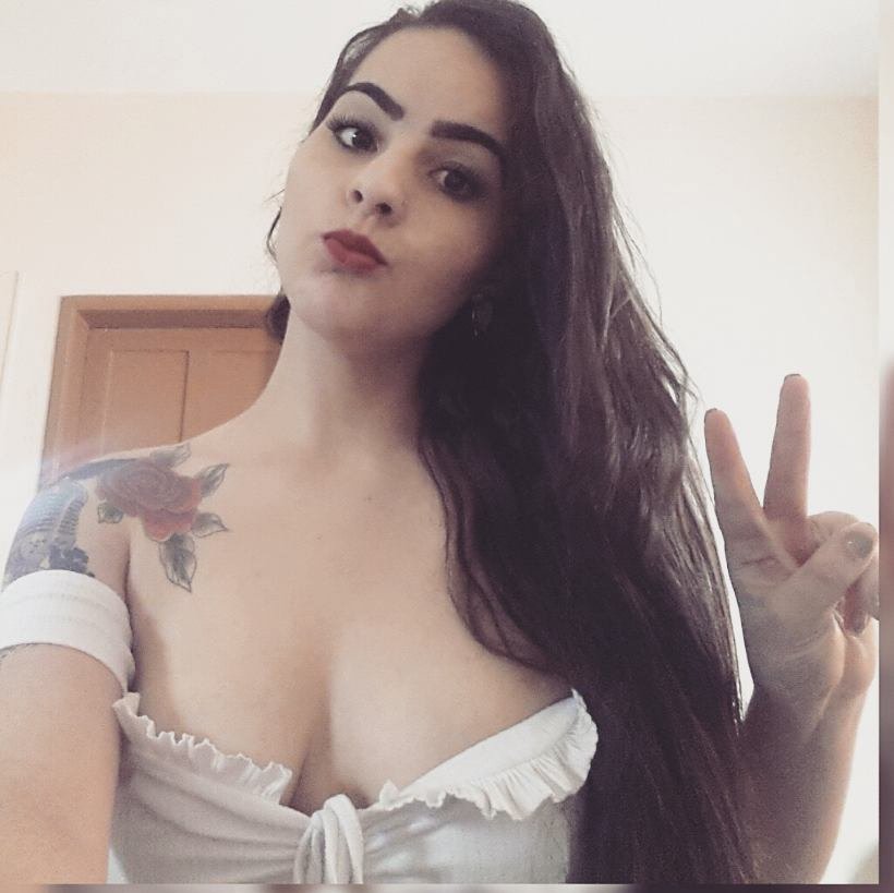 Jovem de 24 anos foi parar na UTI após ter um objeto metálico esquecido na barriga durante cirurgia. (Foto: Reprodução Facebook)
