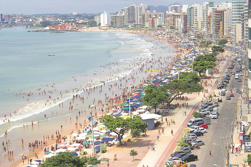 Vista aérea da Praia do Morro, em Guarapari: município está oferecendo 126 vagas. (Foto: Roberta Bourguignon)