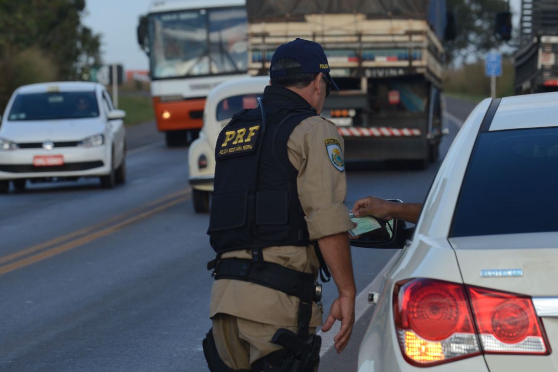 Policial rodoviário aborda veículo. (Foto: Marcello Casal Jr/ Agência Brasil)