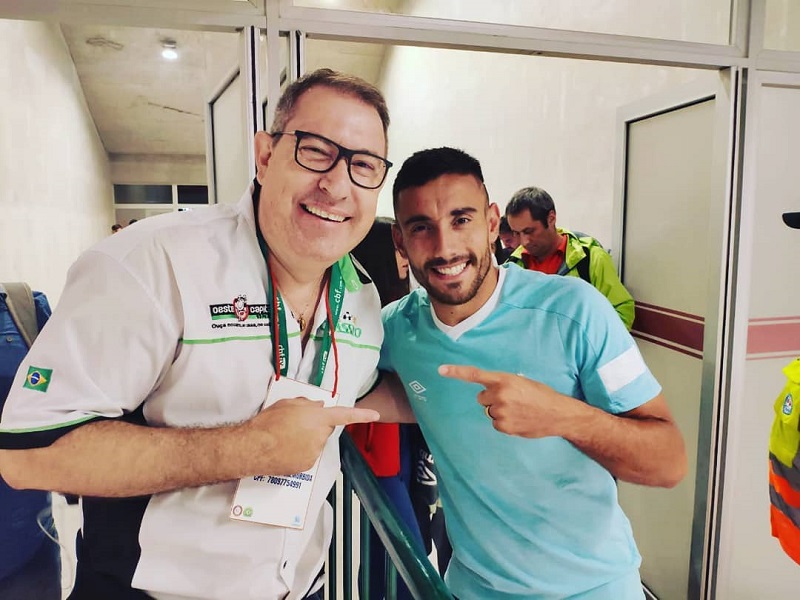 Jornalista Rafael Henzel ao lado do, também sobrevivente do acidente aéreo, Alan Ruschel (Foto: Reprodução/Instagram)