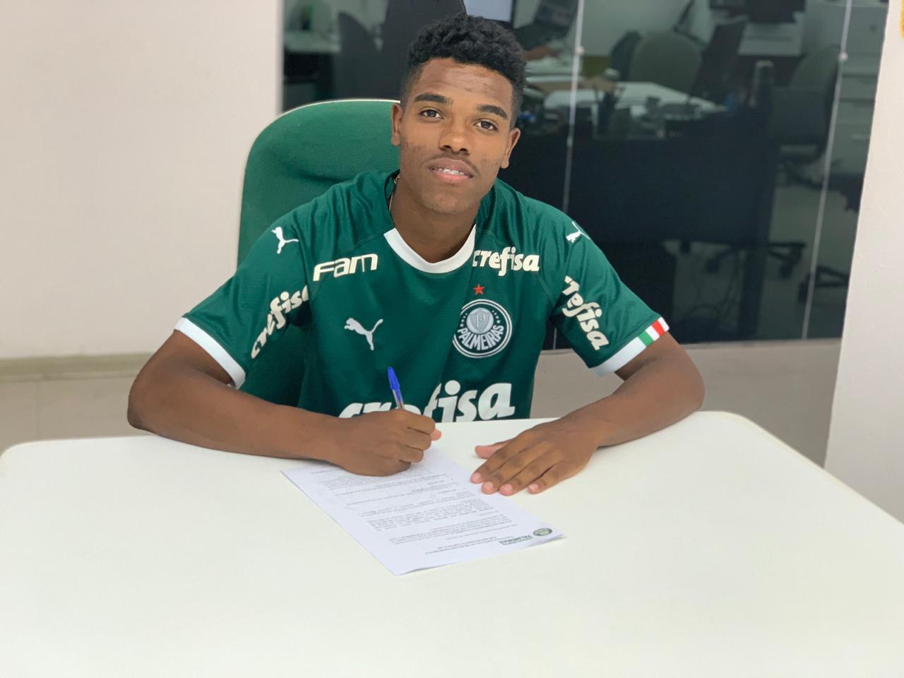 Capixaba Ramon Rocha assina seu primeiro contrato profissional com o Palmeiras (Foto: Acervo Pessoal)