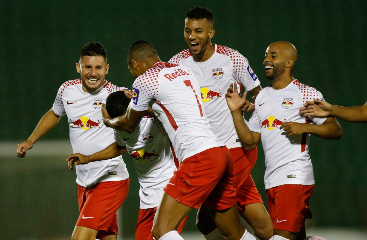 Rayne (segundo, da dir. para a esq.) comemora com os companheiros gol na vitória contra o Guarani, em que ele foi titular (Foto: Divulgação/Red Bull)
