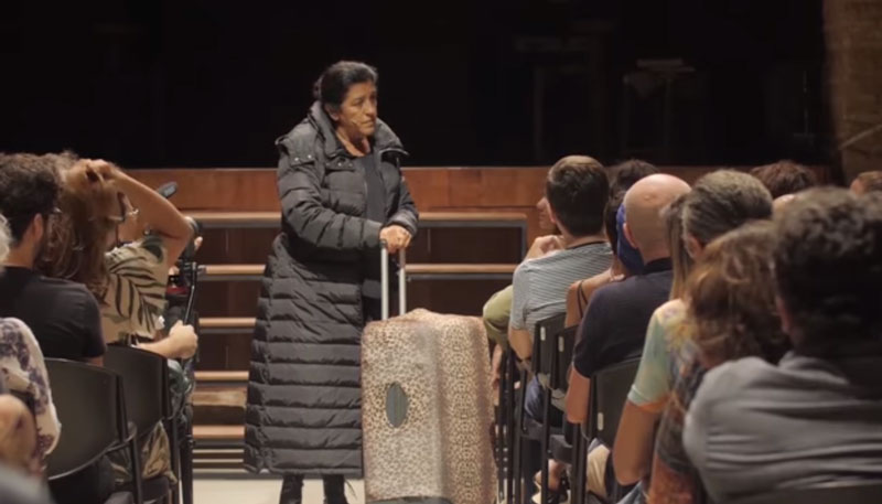Regina Casé em peça de teatro (Foto: Divulgação / Facebook)