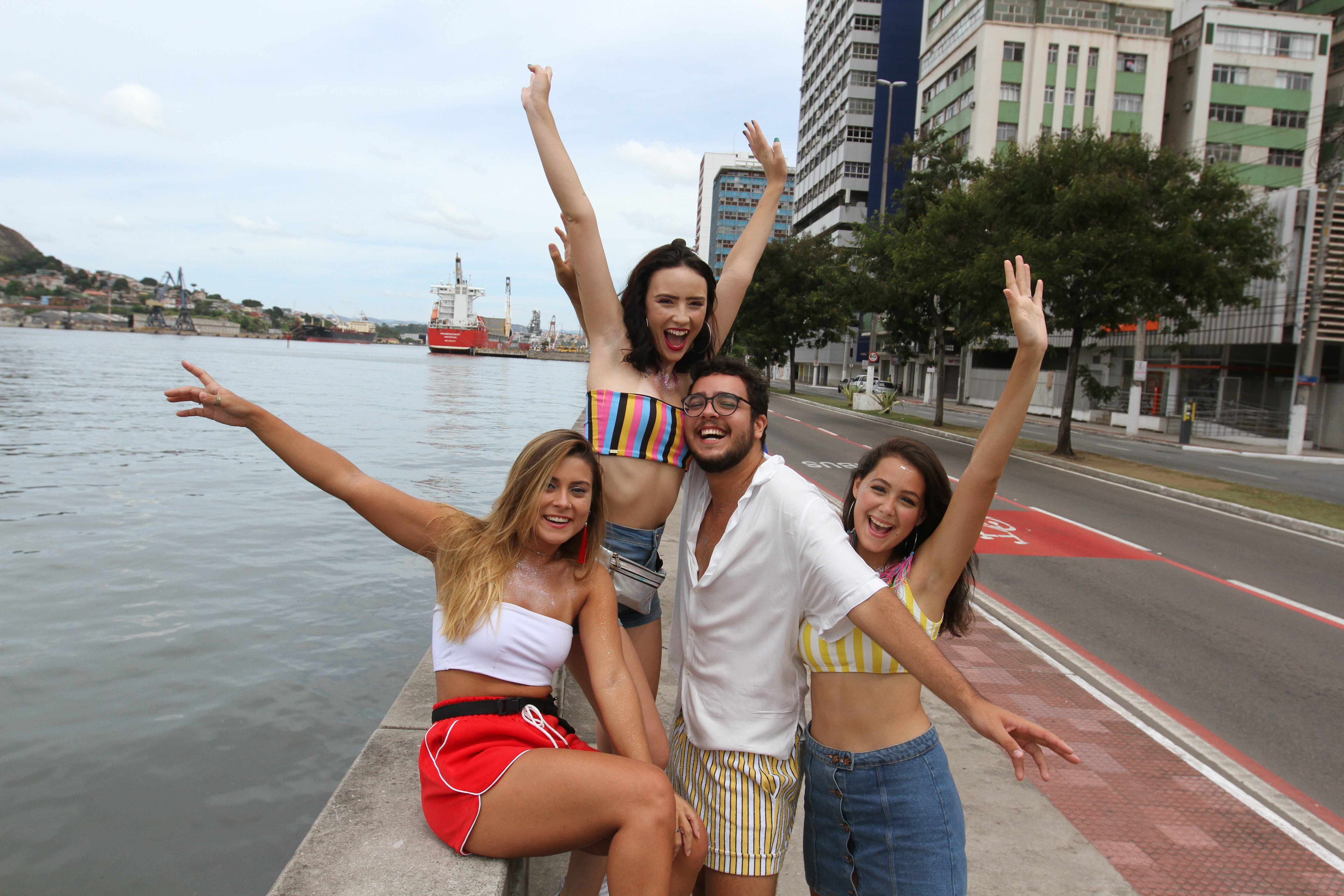 Os foliões Clara Christo, Isabela Casagrande, Bruno Fernandes e Brunella Pifano vão curtir o bloco no centro de Vitória. (Foto: Antonio Moreira/AT)