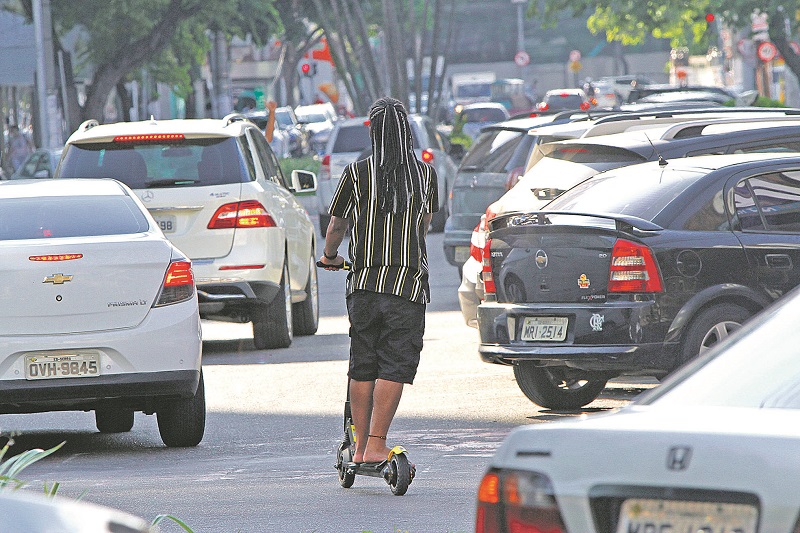 Jovem anda de patinete pelas ruas de Vitória (Foto: Leone Iglesisas/AT)