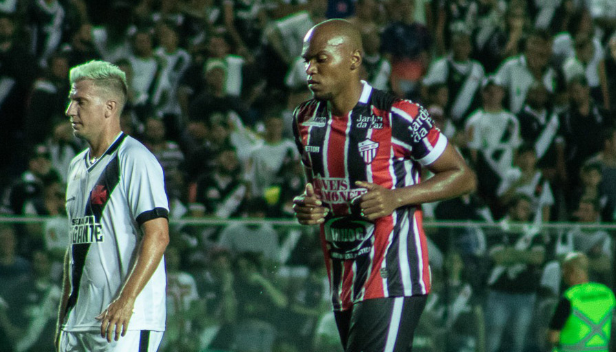 Zagueiro Renato Oliveira do Serra na partida contra o Vasco, pela Copa do Brasil (Foto: Renan Moreira / Divulgação)