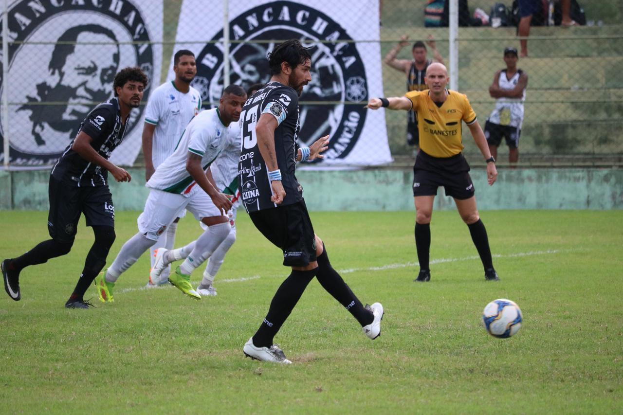 Na foto, o uruguaio Loco Abreu cobra pênalti para diminuir o placar contra o Real Noroeste (Foto: Daniel Pasti/ Rio Branco)