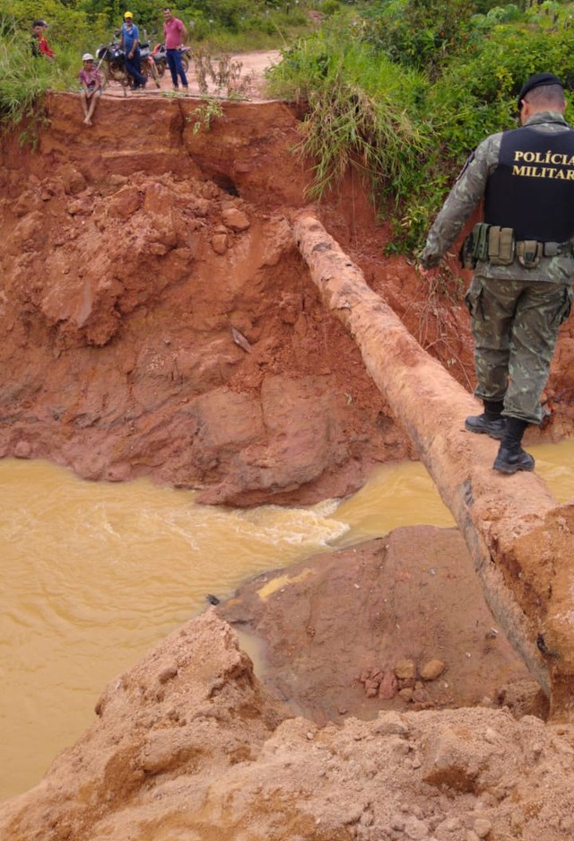 Água, areia e argila vazaram após rompimento de barragem em Rondônia. (Foto: Divulgação/Polícia Ambiental)