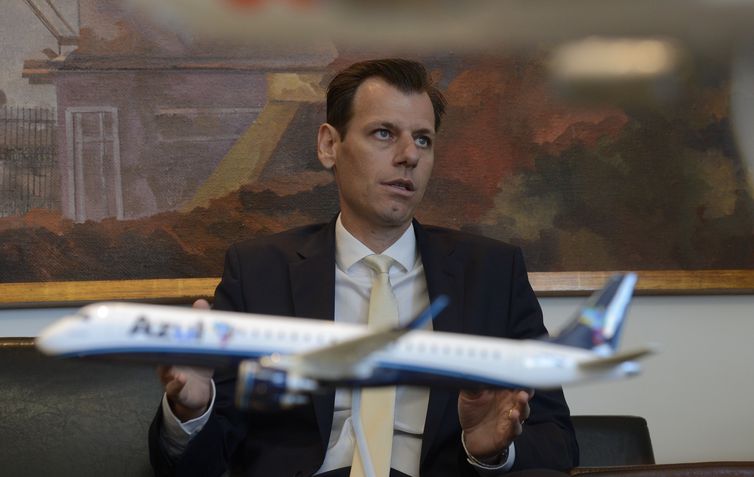 O secretário Nacional de Aviação Civil (SAC), Ronei Saggioro Glanzmann, analisa a realização do leilão (Foto: Tânia Rêgo/Agência Brasil)
