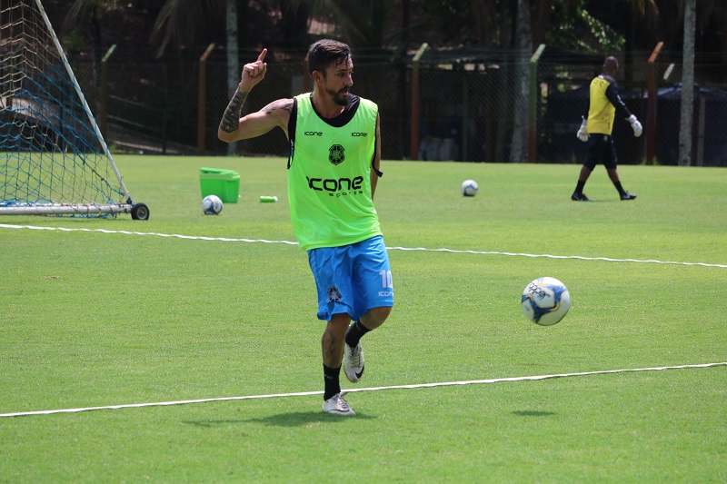 Recuperado de lesão na panturrilha, Ronicley voltou a treinar com bola (Foto: Daniel Pasti/Rio Branco)