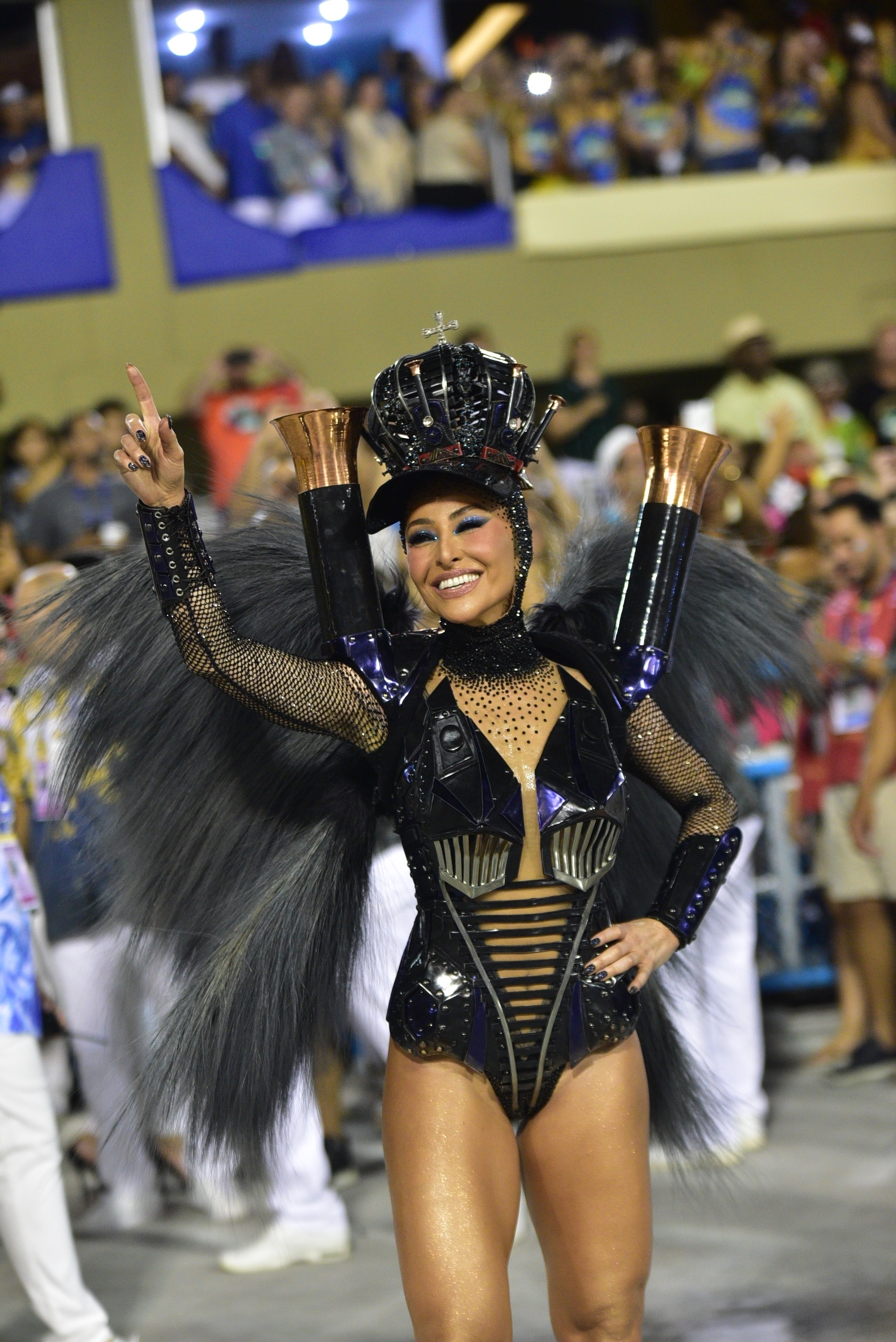 Apresentadora desfilou como rainha de bateria pela Gaviões, em São Paulo, e pela Vila Isabel, no Rio de Janeiro (Foto: Leo Franco/ AgNews)