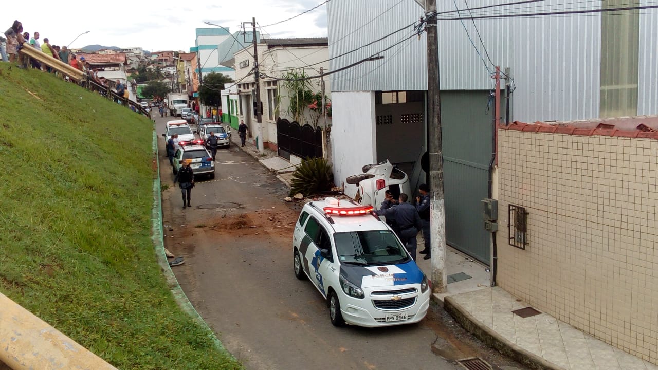 Veículo foi parar no portão de uma oficina após cair de viaduto. (Foto: Frederico Zanoni Grazziotti Neto)