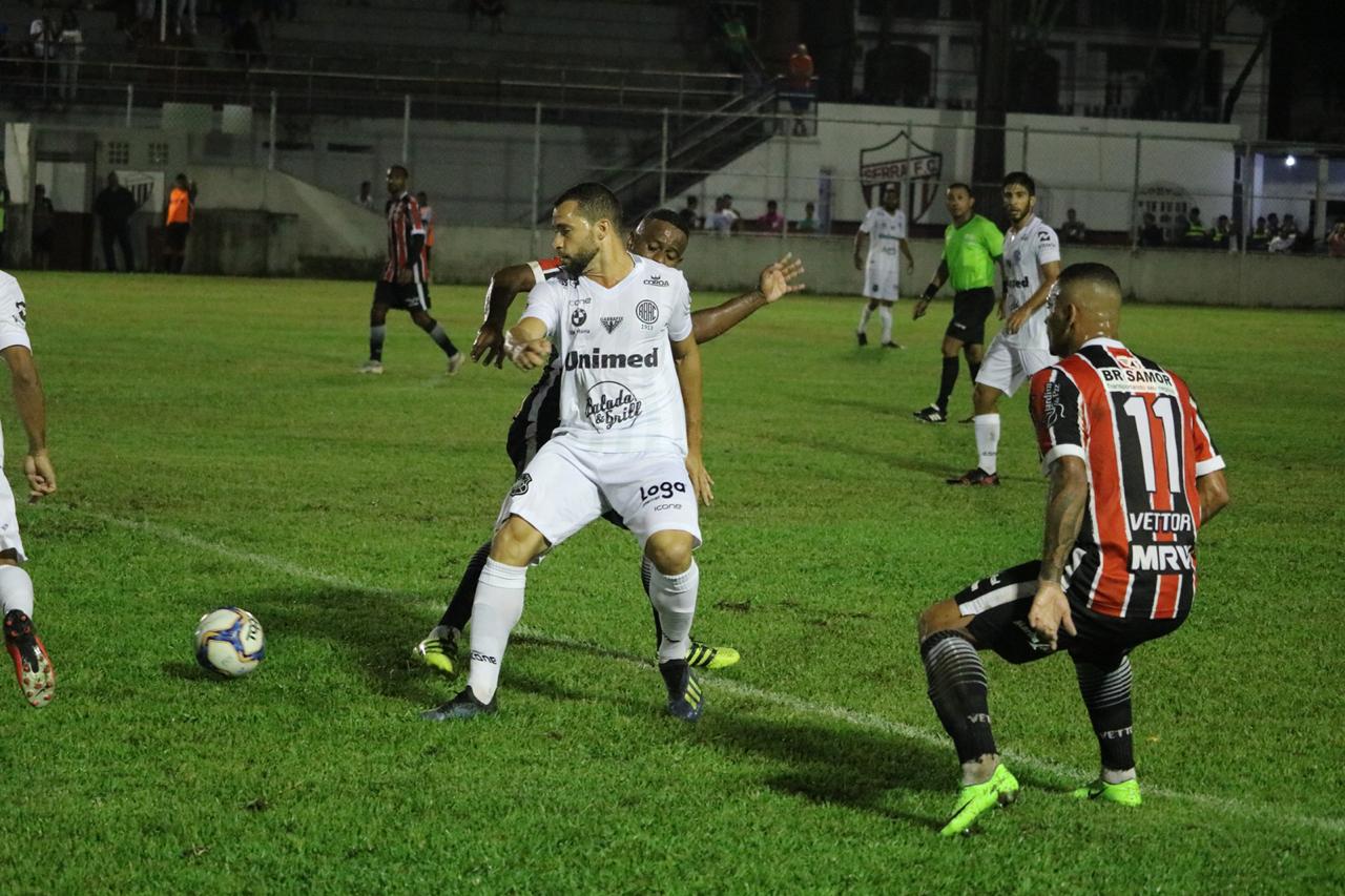 Mariotto, autor do gol do Rio Branco, escapa da marcação (Foto: Daniel Pasti/Rio Branco)