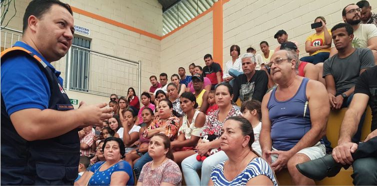 Moradores de Barão de Cocais recebem orientações da Defesa Civil. (Foto: Prefeitura Municipal de Barão de Cocais/Divulgação)