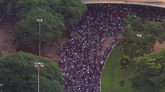 Mais de 15 mil pessoas ficaram na fila em busca de uma vaga de emprego (Foto: Reprodução / GloboNews)