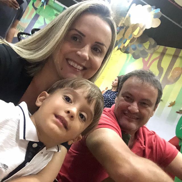 Théo com os pais. (Foto: Acervo pessoal)