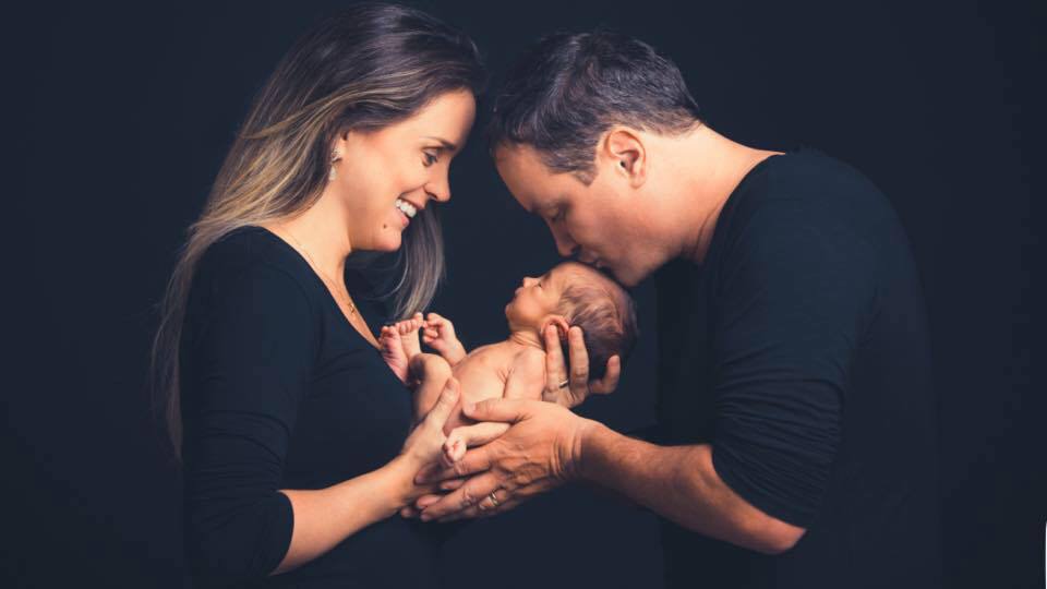 Théo com os pais Katiucia e Agilberto. (Foto: Acervo pessoal)