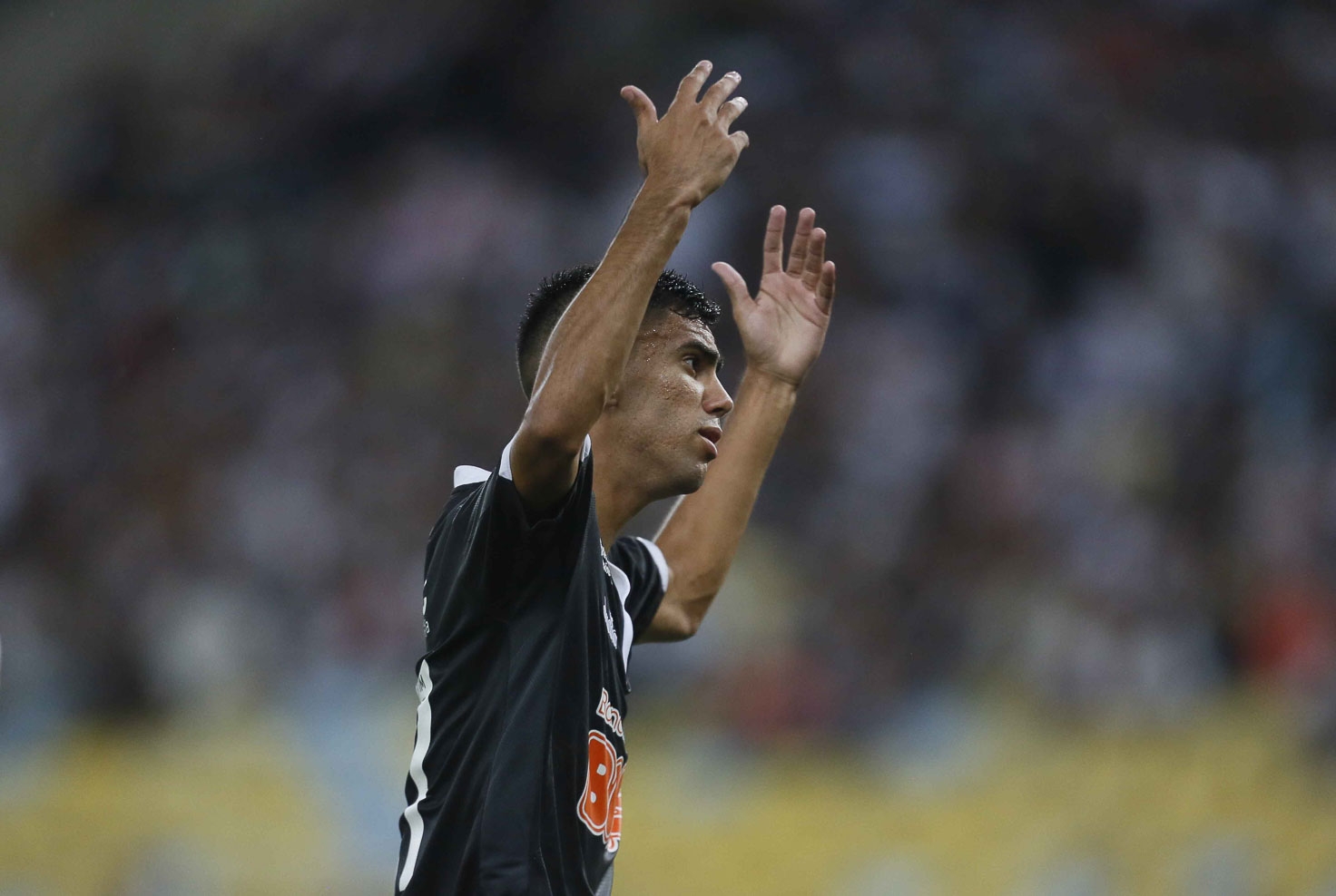 Tiago Reis faz a festa após balançar as redes no Maraca (Foto: Rafael Ribeiro/Vasco.com.br)