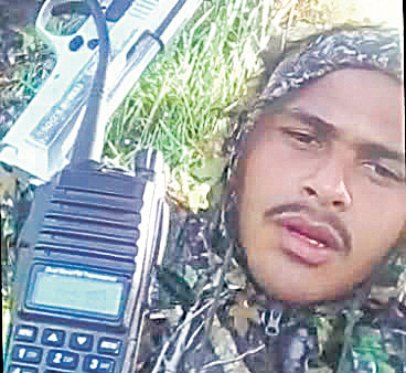 Bandidos monitoram as áreas em que atuam do alto de morros. Eles fazem vídeos e fotos ostentando armamento e equipamentos e mandam por WhatsApp para os cúmplices (Foto: Reprodução)