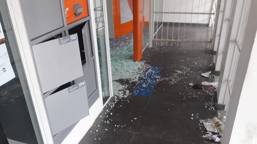 Agência bancária no Centro foi depredada (Foto: Leonardo Bicalho/ AT/ 05/03/2019)