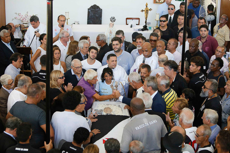 Amigos, torcedores e familiares fizeram a última homenagem para Eurico Miranda (Foto: Rafael Ribeiro/Vasco)