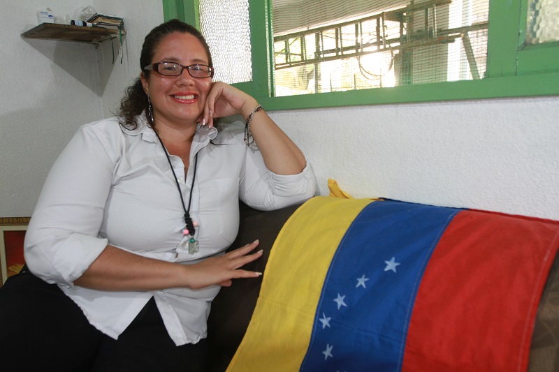 Deyarling Riva trabalha no Estado como professora de espanhol (Foto: Dayana Souza/ AT/ 06/03/2019)