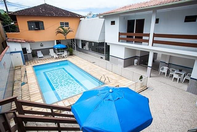 A Pousada Sossego, que tem piscina além de outras áreas de lazer, já até vendeu TVs, travesseiros, colchas e mesas (Foto: Facebook)