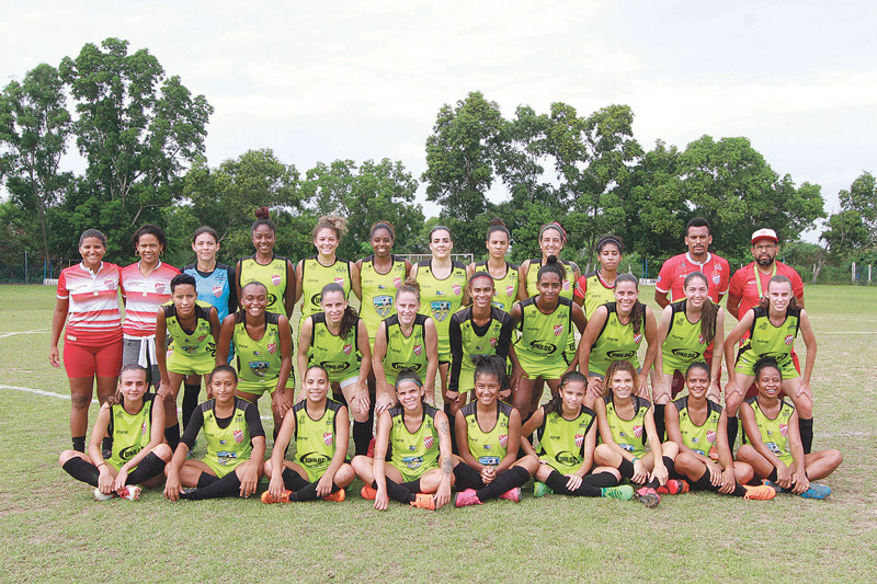 O Vila Nova só treina com todas as jogadoras nos finais de semana, por causa dos compromissos das atletas com os empregos, mas elas querem ir longe (Foto: Kadidja Fernandes/AT)