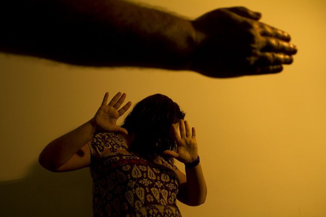 A proposta altera a lei que trata das medidas para enfrentamento da pandemia para incluir dispositivos de proteção para atender mulheres e dependentes em situação de violência doméstica. (Foto: Marcos Santos/USP)