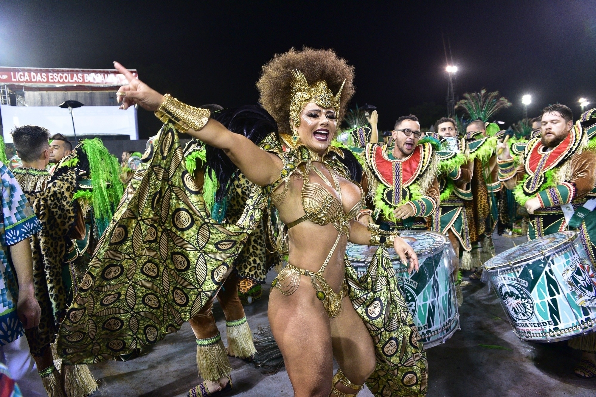 Viviane Araujo como rainha de bateria da Mancha Verde (Foto: Leo Franco/ AgNews)