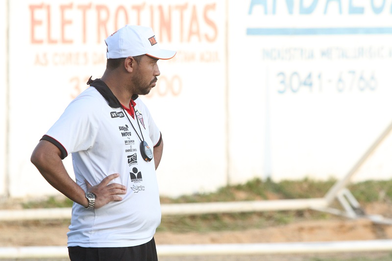 O preparador físico Wallace Pessanha vai comandar o Serra contra o Rio Branco (Foto: Beto Morais/AT)