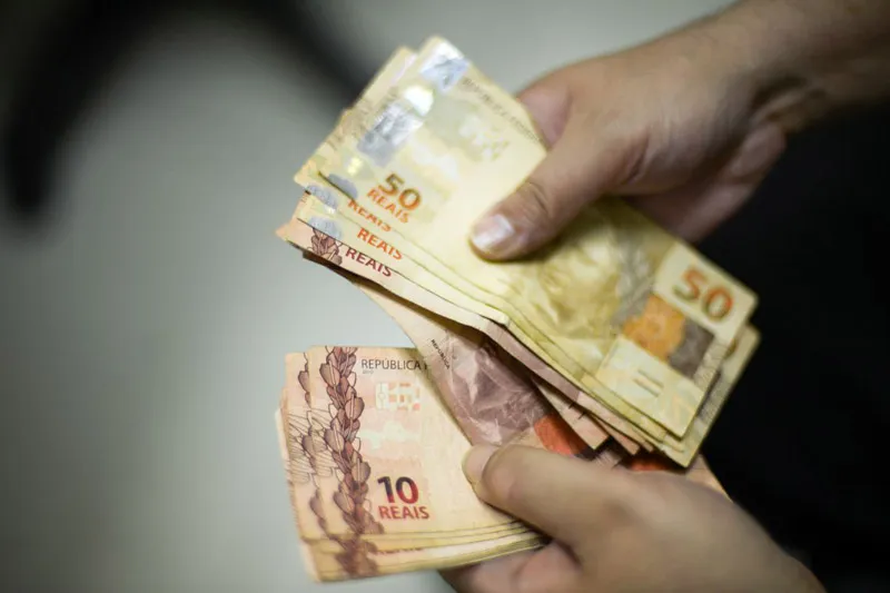 Imagem ilustrativa da imagem Quem teve contrato suspenso vai ter 13º salário menor este ano