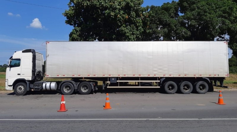 Carreta onde engradados de cerveja estavam (Foto: Divulgação/ PRF)