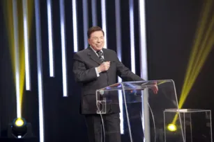 Imagem ilustrativa da imagem Silvio Santos recebe alta de hospital em São Paulo