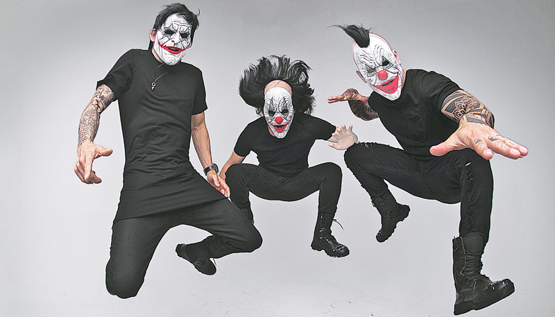 Os integrantes do trio catarinense A Liga se apresentam mascarados (Foto: Divulgação)