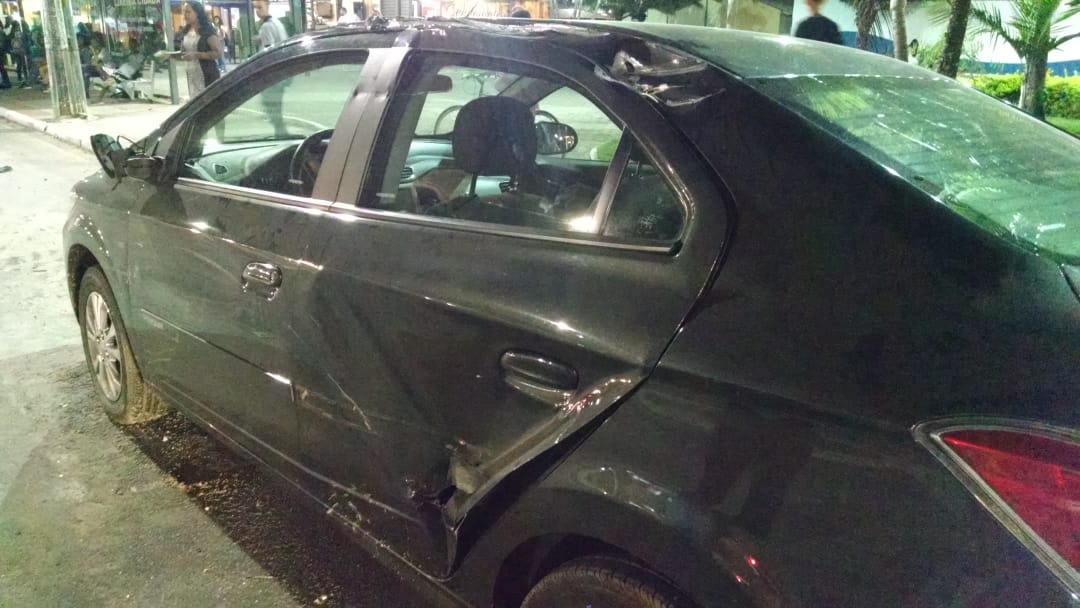 Carro de passeio também foi atingido após a colisão entre o ônibus e o caminhão (Foto: Júlia Afonso)