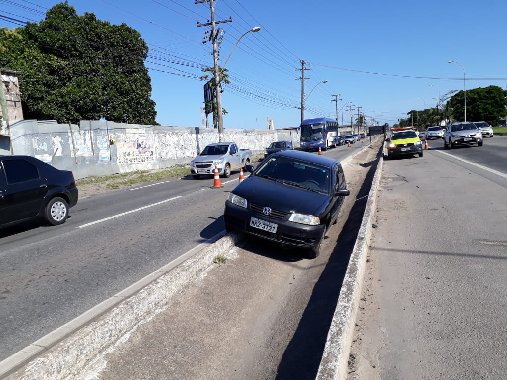 Motorista perde controle do carro na Serra (Foto: Patricia Maciel)