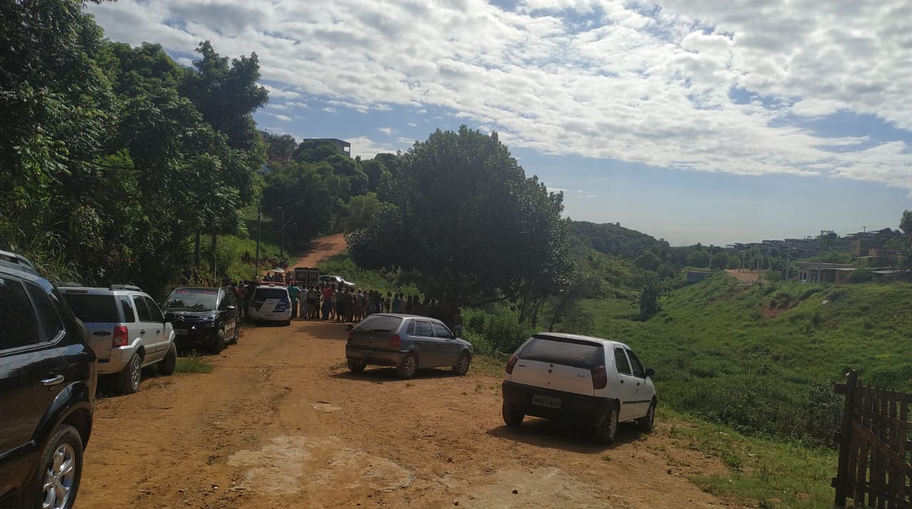 Moradores de Retiro Saudoso encontraram os corpos (Foto: Kananda Natielly)