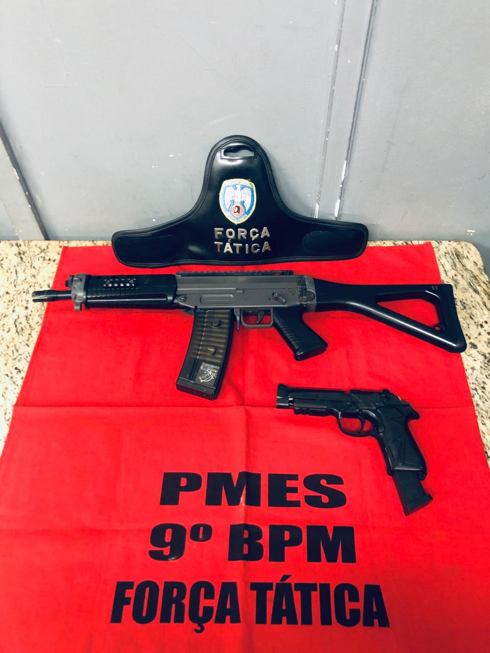 Suspeitos usaram réplicas de fuzil e de pistola para o assalto (Foto: Divulgação/ PMES)