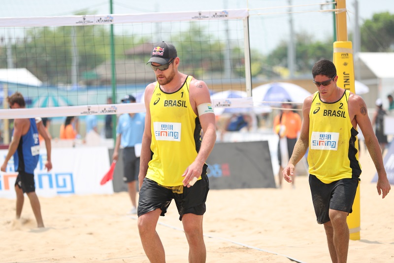 Alison e Álvaro Filho iniciaram a etapa de Xiamen com vitória, mas perderam na disputa do primeiro lugar do grupo (Foto: Divulgação/FIVB)
