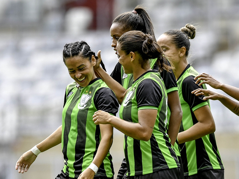 Jogadores do América/MG comemoram um dos oito gols diante do Vila Nova (Foto: Mourão Panda/AméricaMG)