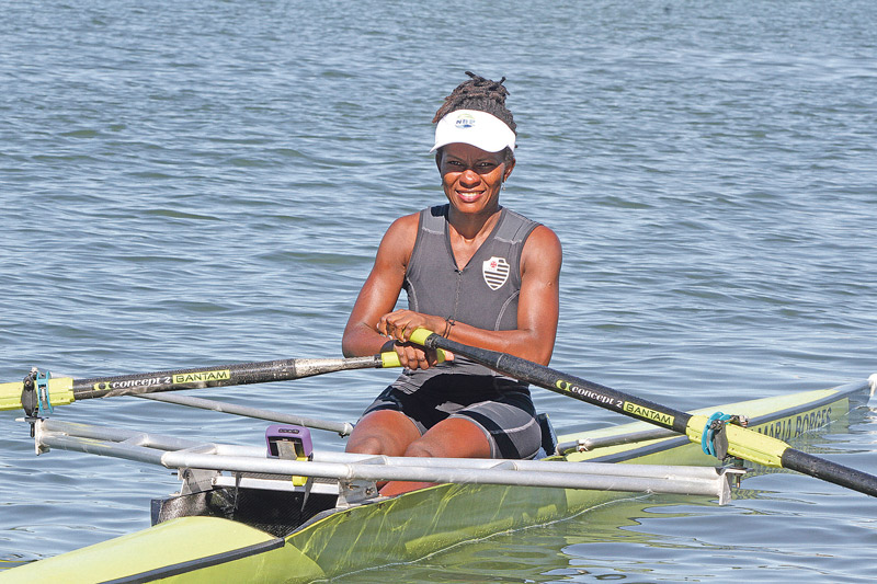 Ana Cláudia começou a remar em 1991 e ainda tem força nos braços para ser a única atleta com mais de 40 anos a competir no Estadual de Remo (Foto: Antonio Moreira/AT)