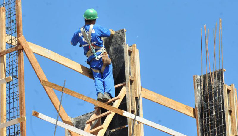 Funcionário trabalhando em uma obra, sem cinto de proteção (Foto: Elza Fiúza/Agência Brasil)