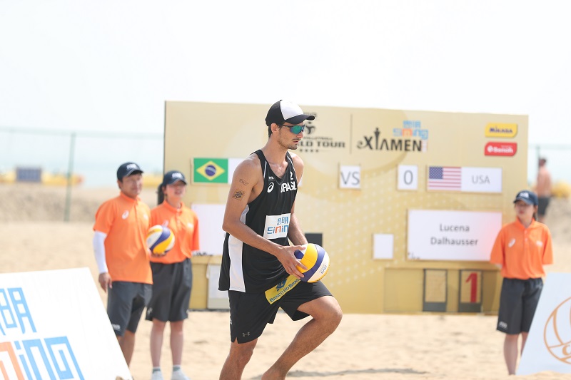 O capixaba André se prepara para sacar durante a etapa de Xiamen do Circuito Mundial de vôlei de praia (Foto: Divulgação/FIVB)