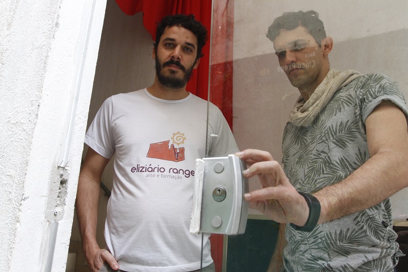 Antônio Vitor (camisa branca) e Hilquias Scárdua mostram local do arrombamento (Foto: Thiago Coutinho/AT)
