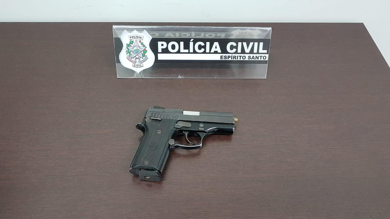 Os agentes identificaram que havia um projétil agarrado na saída da arma (Foto: Divulgação/PC)