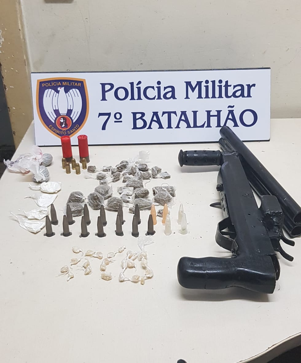 Drogas e arma foram apreendidas (Foto: Divulgação / PMES)