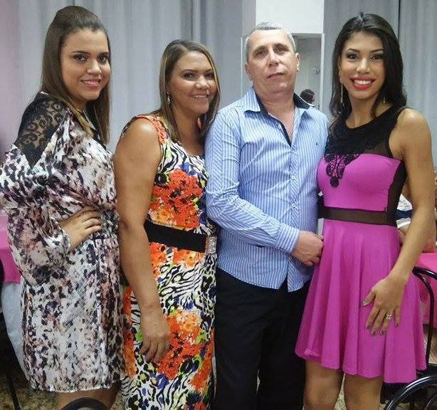 Altair com as filhas Lorena e Joyce e a mulher Jane (Foto: Acervo pessoal)