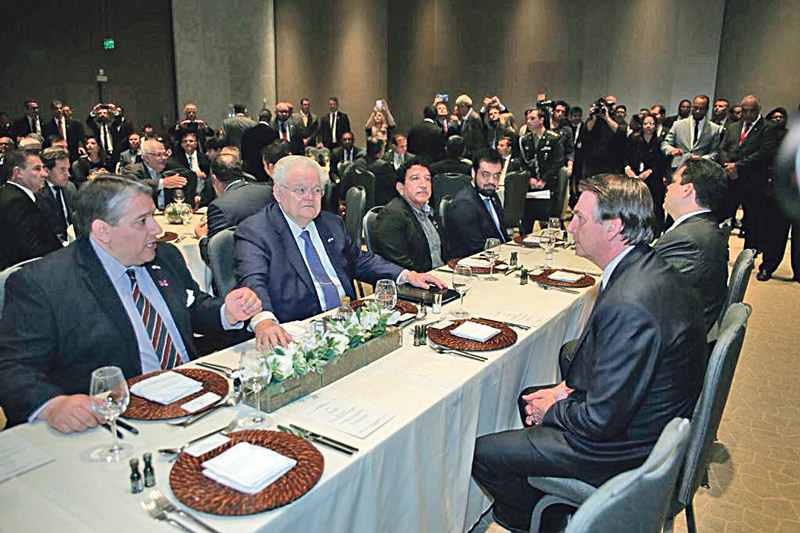 No almoço, Malta (3º, da esquerda para a direita) sentou-se à mesa com Jair Bolsonaro, de quem ganhou elogios (Foto: Reprodução / Twitter)