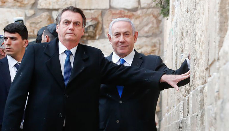 O presidente Jair Bolsonaro e o primeiro-ministro de Israel, Benjamin Netanyahu, durante visita ao Muro das Lamentações na Cidade Velha de Jerusalém (Foto: Alan Santos/PR )